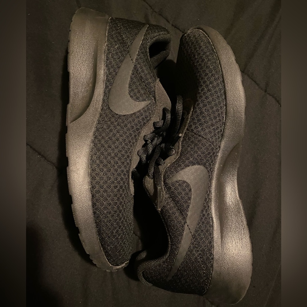 Women’s All Black Nikes Shoes